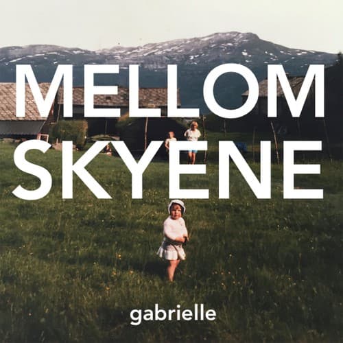 Mellom skyene