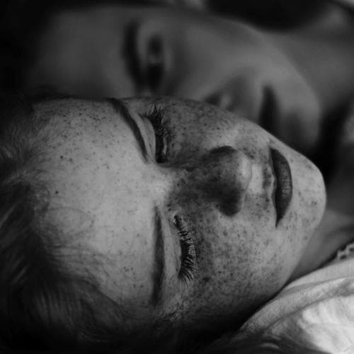 Dans ta salive, sur sa peau